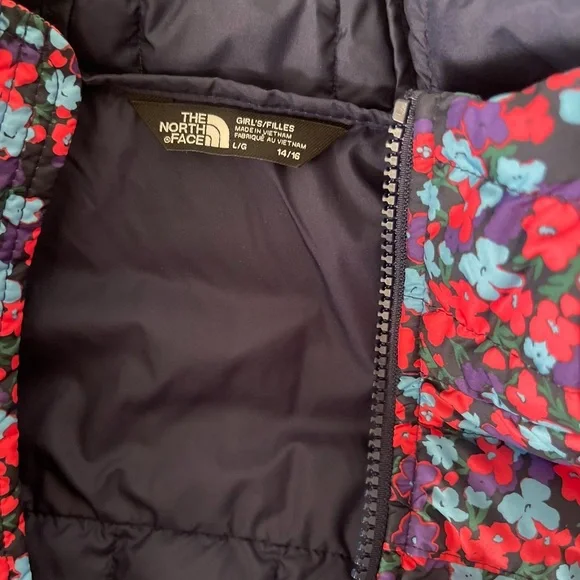 The North Face Kids Puffer Jacket - Red and Blue Floral - Picture 6 of 6